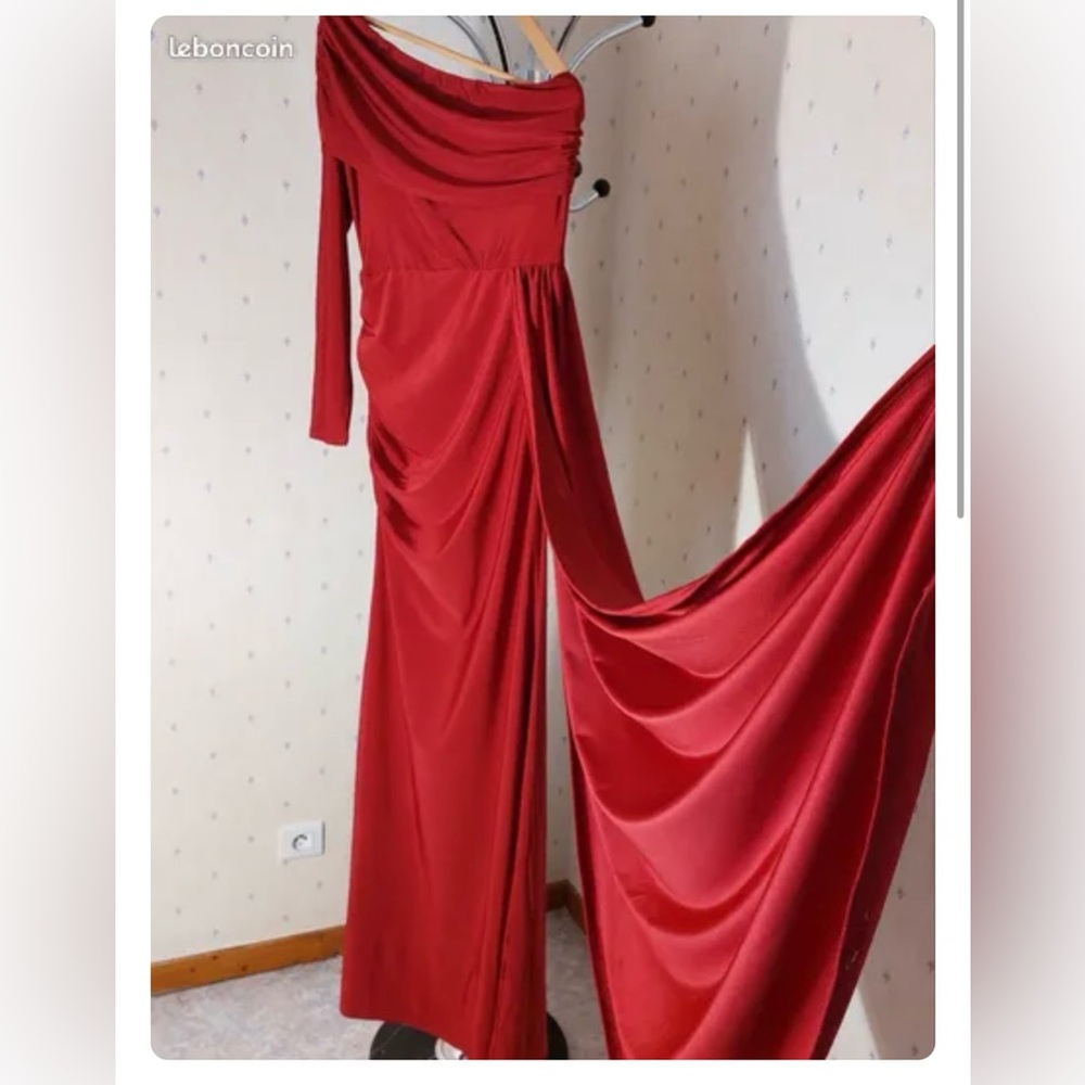 Chic Scarlet Long Sleeve Gown